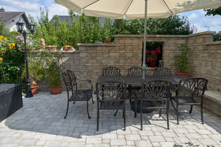 Garten, Sitzecke, Pflasterboden und Steinmauer, Steinofen